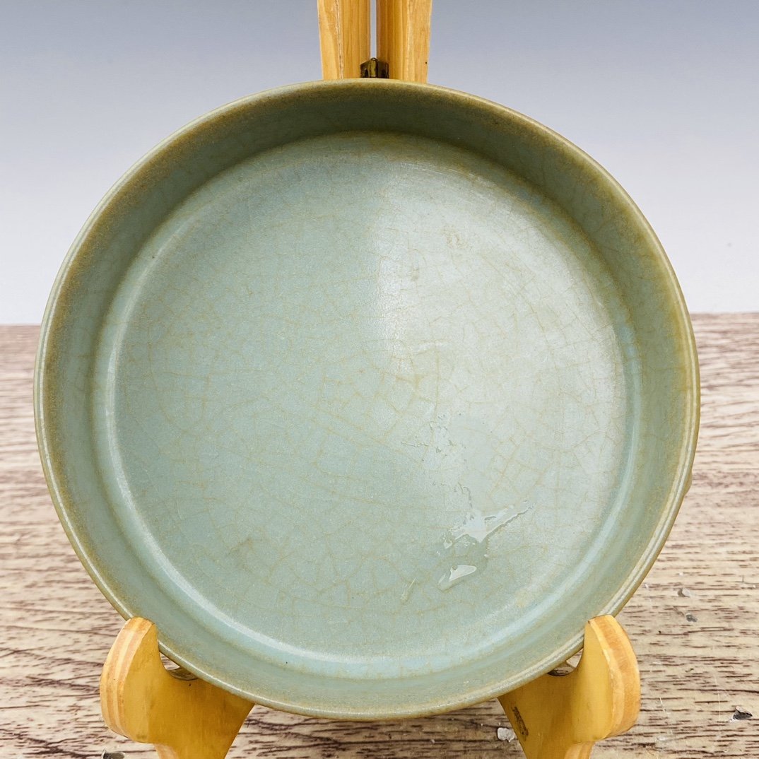 Ru porcelain three-legged brush washer (1 of 9)