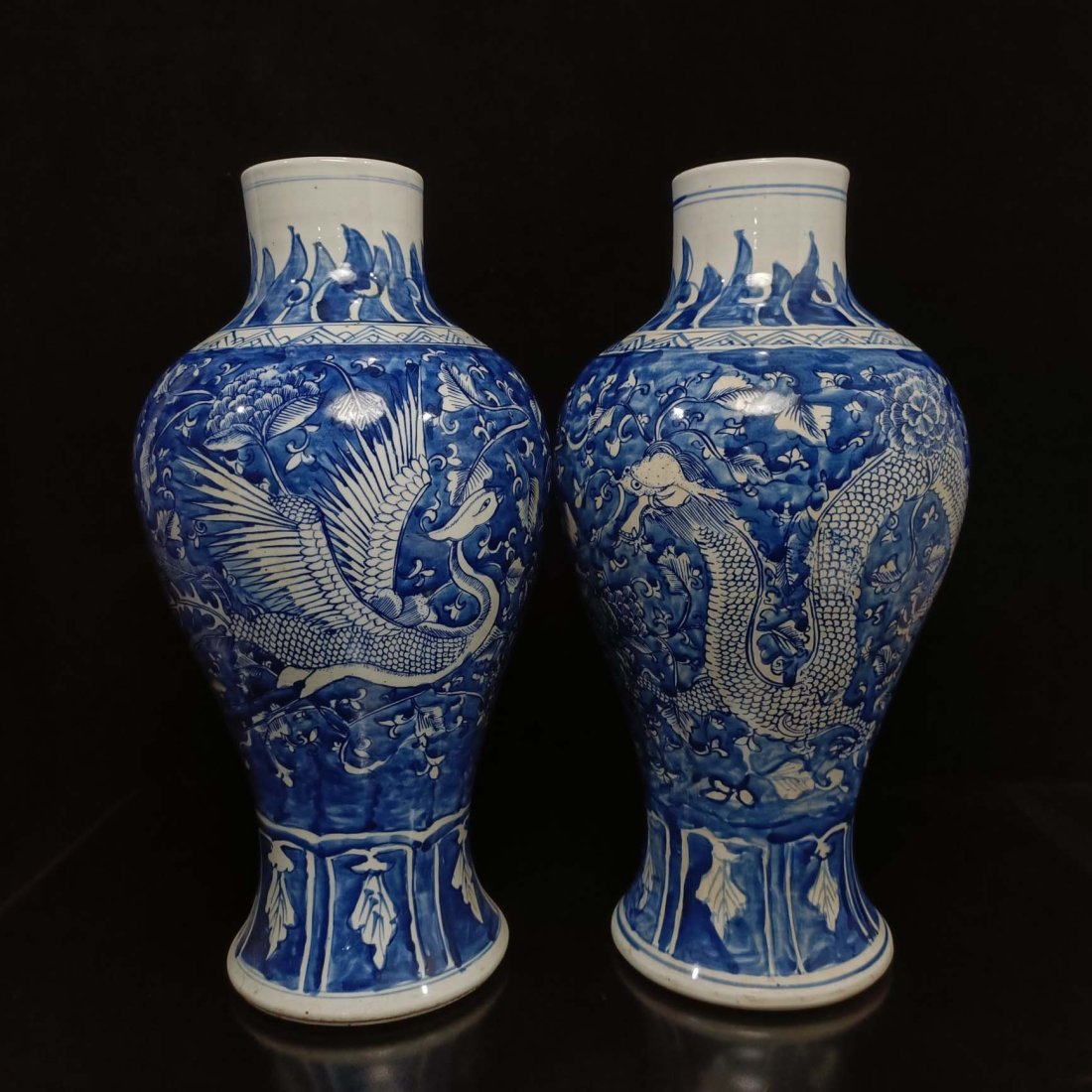 A pair of blue and white dragon and phoenix vases in Qing Dynasty (1 of 9)