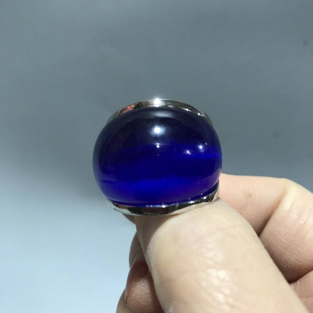 One Sapphire Opal Inlaid Ring: One Sapphire Opal Inlaid Ringg High 2CM wide 2cm Freight: 1.International Freight: Foreign shipping charges are determined by destination. 2.Photos, descriptions and valuations have been meticulously 
