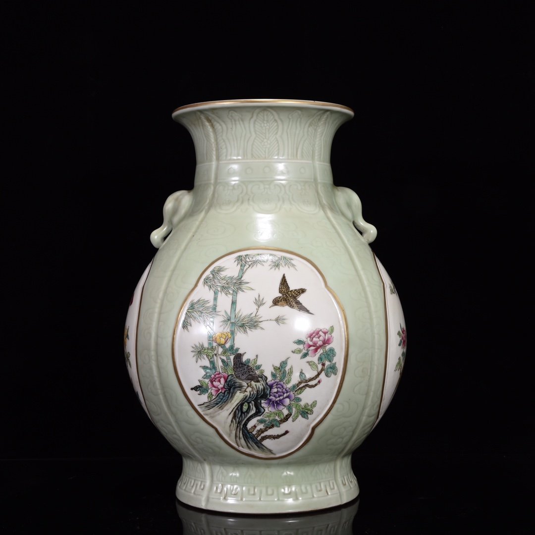 Qing Qianlong Bean Green Glazed Window Flower Bird Elephant Ear Zun: Qing Qianlong Bean Green Glazed Window Flower Bird Elephant Ear Zun High 36CM wide 26cm long cm weight: g Freight: 1.International Freight: Foreign shipping charges are determined by destination. 2.Ph