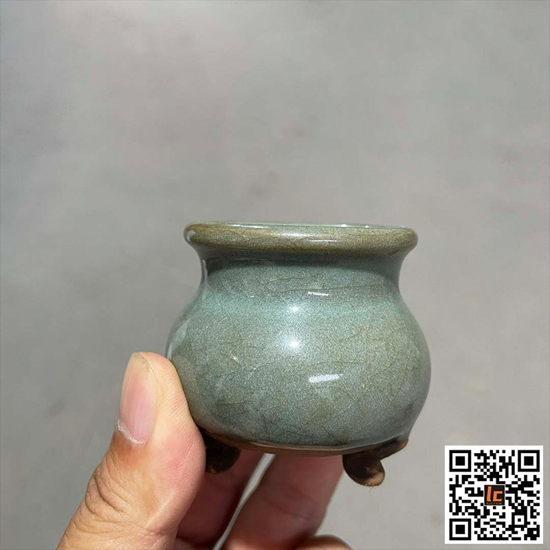 Jun kiln one-pillar incense burner: Jun kiln one-pillar incense burner High 5CM wide 5cm Important Declaration: Recently, it has come to our attention that our auction catalogs have been used by other auction houses. In order to protect