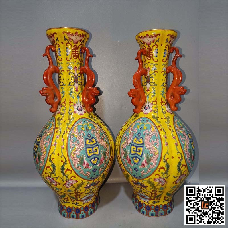 A pair of chilong vases with famille rose painting and gold flower patterns (1 of 9)