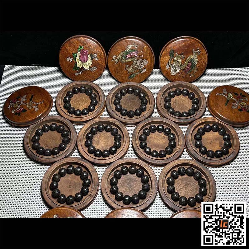 Rosewood box with pinched silver thread old material agarwood bracelet (1 of 8)