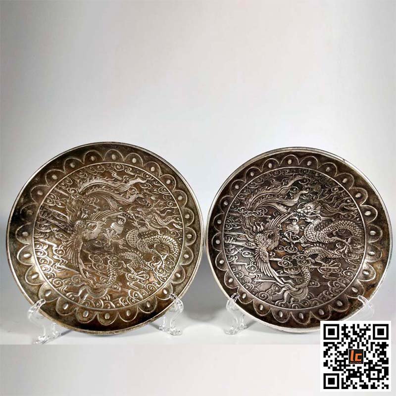 A pair of bronze dragon and phoenix platters made in Xuande period: A pair of bronze dragon and phoenix platters made in Xuande period. High 3CM wide 17.5cm 1200g Important Declaration: Recently, it has come to our attention that our auction catalogs have been used by