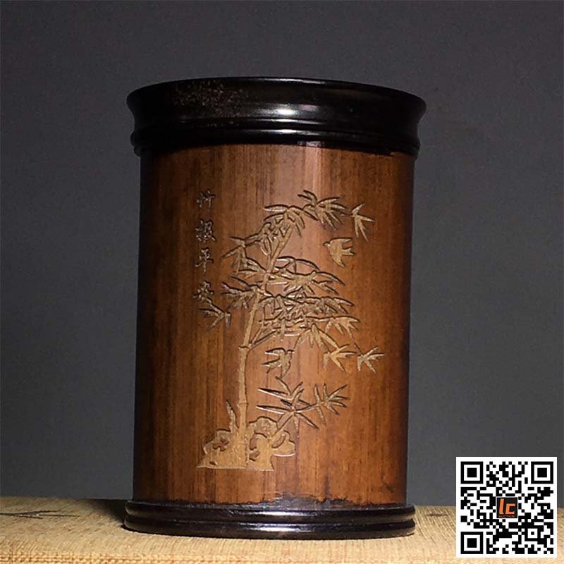 Old plum bamboo hand-carved tea tube: Old plum bamboo hand-carved tea tube High 8.5CM wide 5.7cm 70g Important Declaration: Recently, it has come to our attention that our auction catalogs have been used by other auction houses. In order 