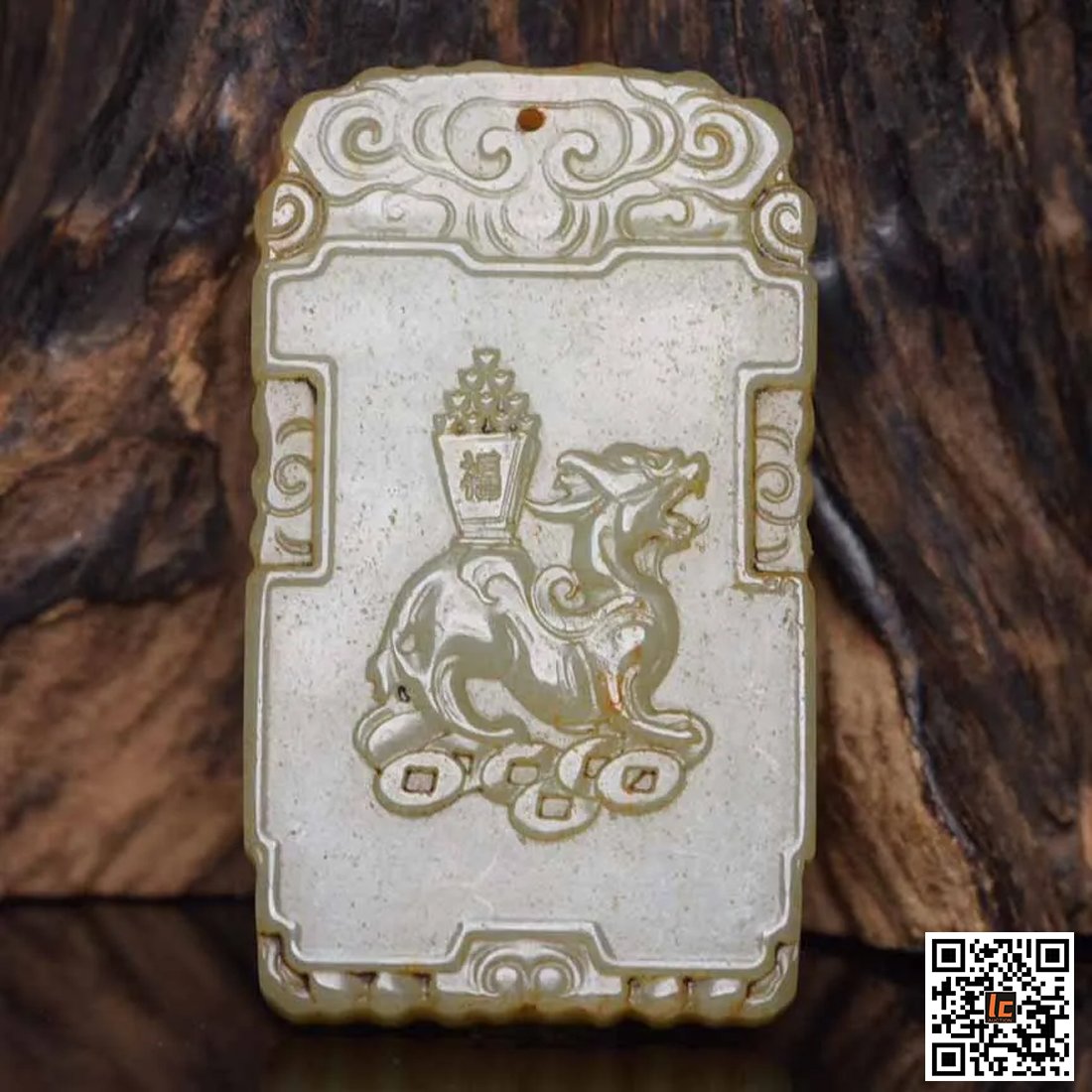 Hetian jade brand: Hetian jade brand The jade quality is warm and delicate, the color is natural, the knife skills are expert, the leather shell is first-class in pulp, the carvings are vivid, the lines are smooth, and