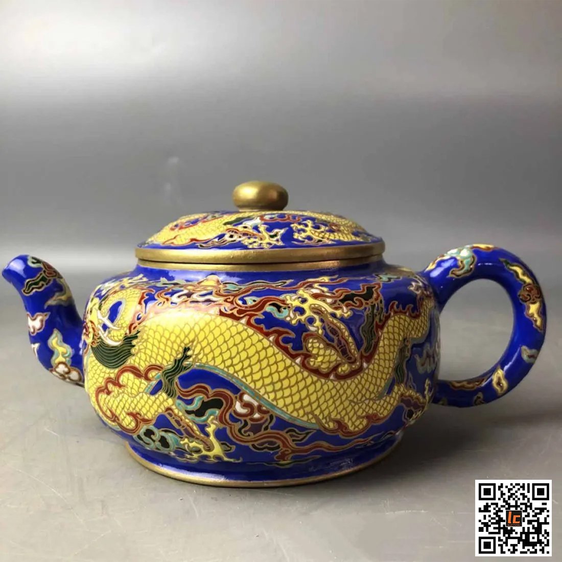 Qing Dynasty Kangxi year enamel hand-painted dragon pattern and gold-painted purple clay teapot: Qing Dynasty Kangxi year enamel hand-painted dragon pattern and gold-painted purple clay teapot High 10CM wide 20cm Important Declaration: Recently, it has come to our attention that our auction catal
