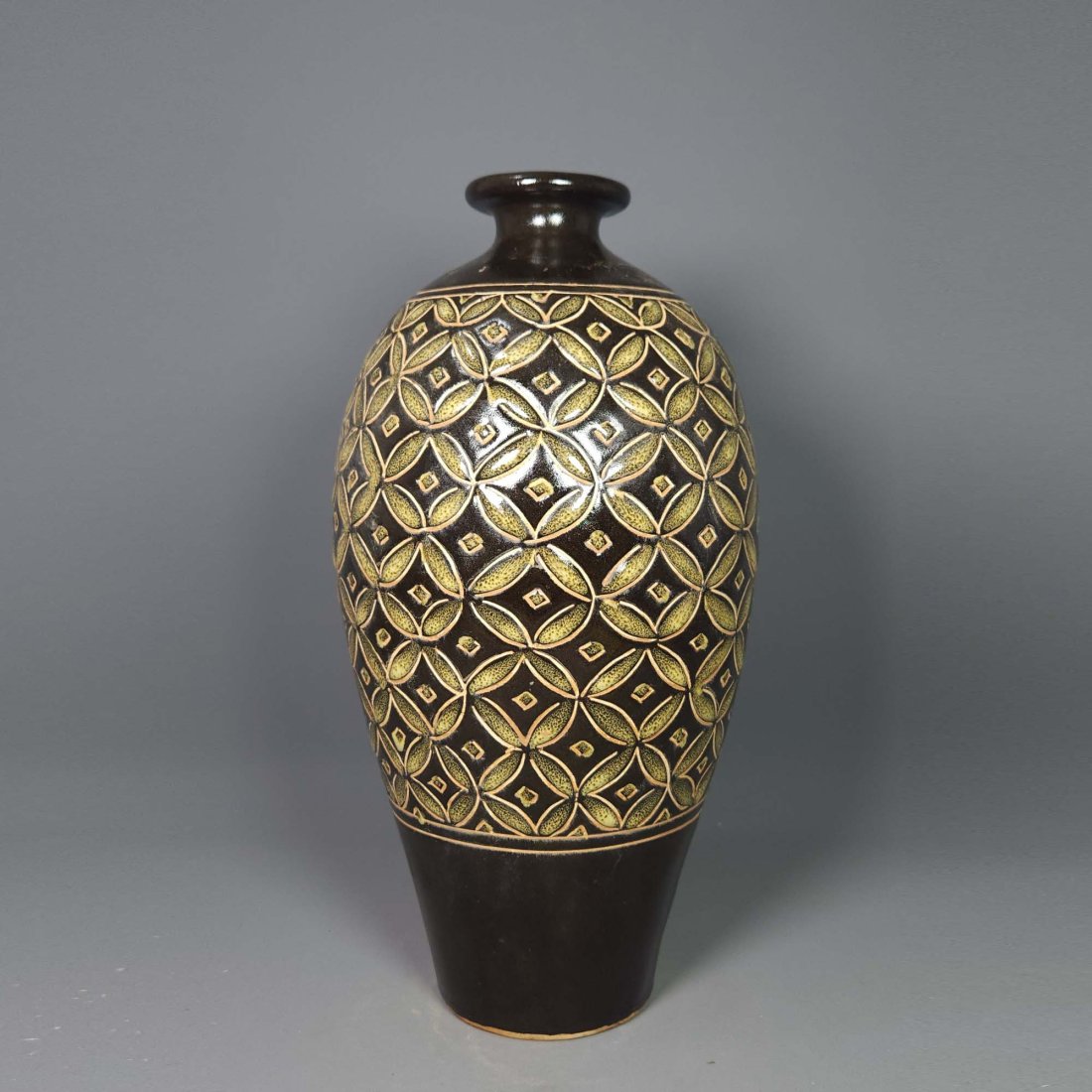 Plum vase with coin pattern from Cizhou kiln, Song Dynasty (1 of 10)