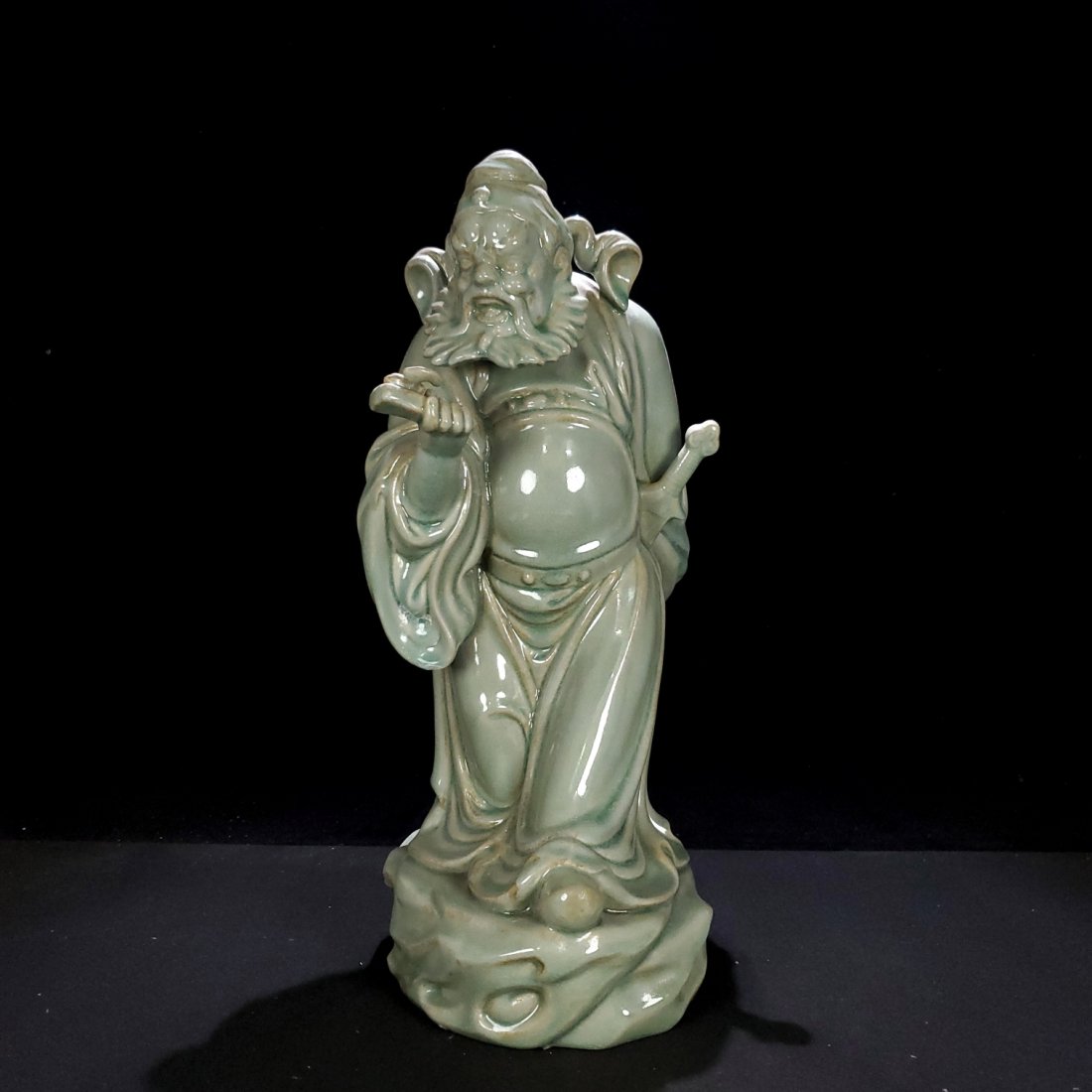 Song Dynasty Ru kiln Qingliang Temple imperial sculpture Zhong Kui sent blessings: Song Dynasty Ru kiln Qingliang Temple imperial sculpture Zhong Kui sent blessings High 46CM wide 26cm weight: g Freight: Important Declaration: Recently, it has come to our attention that our auction 