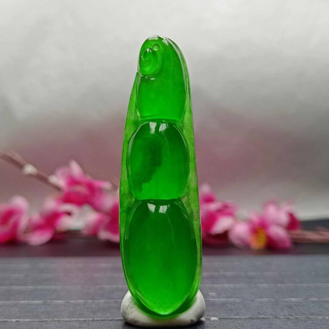 Top Dragon Stone Imperial Green Jade Lucky Bean Pendant (1 of 5)
