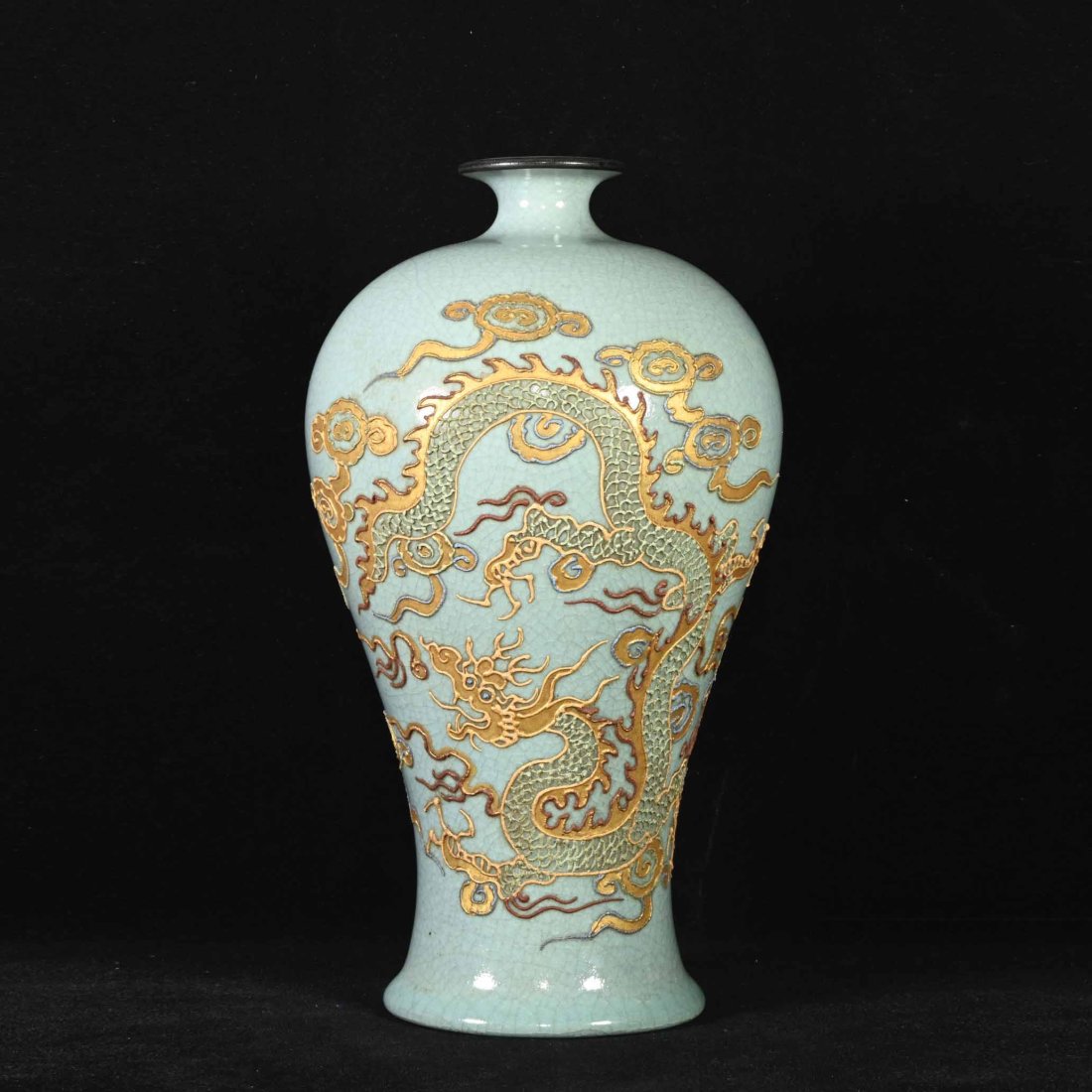 Song Dynasty Ru Kiln Qinglong Temple imperial plum vase painted with gold dragon pattern: Song Dynasty Ru Kiln Qinglong Temple imperial plum vase painted with gold dragon pattern. High 25.5CM wide 15cm Freight: Important Declaration: Recently, it has come to our attention that our auction 