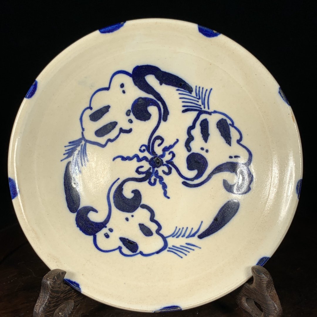 Tang Xing kiln blue and white floral plate: Tang Xing kiln blue and white floral plate High 2.5CM wide 16.5cm Freight: Important Declaration: Recently, it has come to our attention that our auction catalogs have been used by other auction house