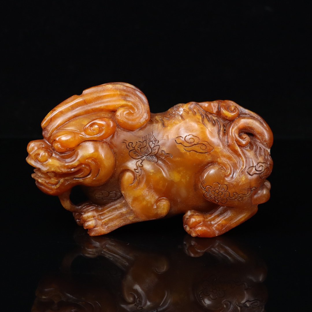 Tianhuang stone carved auspicious animal handle (1 of 10)