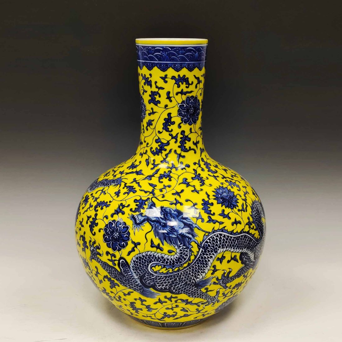 Qing Dynasty yellow glaze blue and white celestial sphere vase with lotus and dragon pattern: Yellow-glazed blue and white celestial sphere vase with lotus and dragon pattern made during the Qianlong period of the Qing Dynasty High 55CM wide 37cm Freight: Important Declaration: Recently, it ha