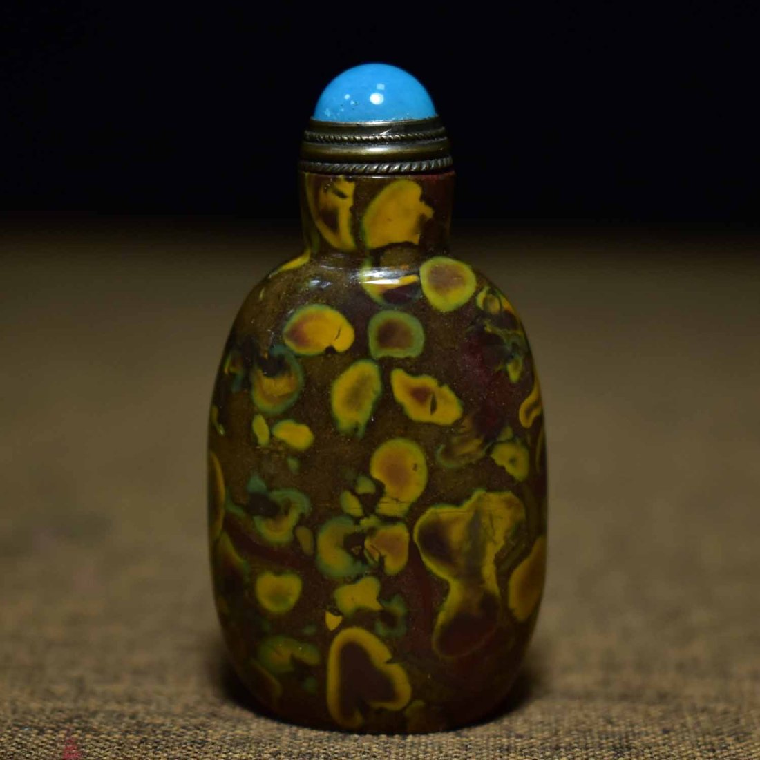 Agate hand-scooped snuff bottle (1 of 7)