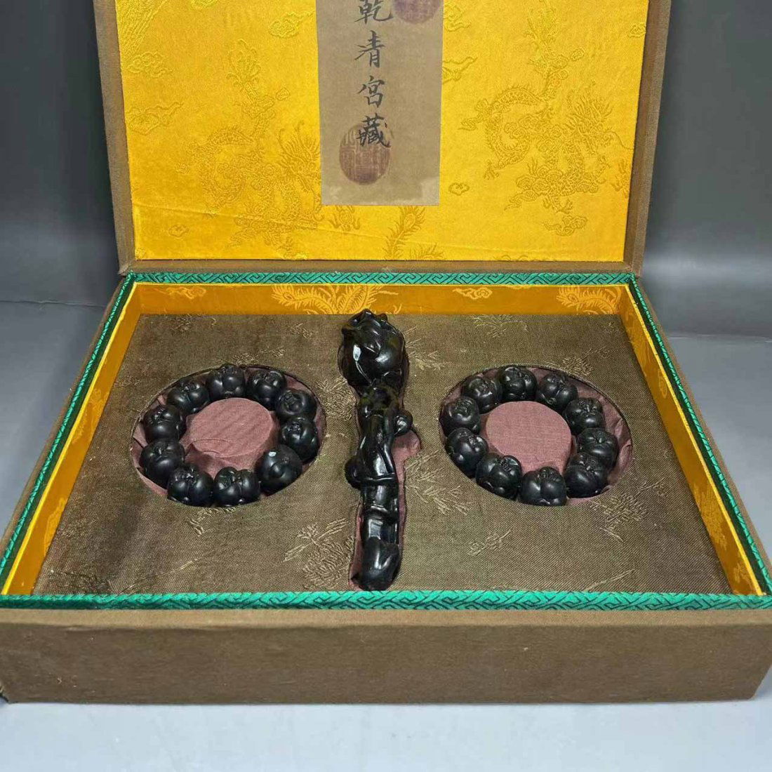 Forty-five years of Qianlong reign of the Qing Dynasty, agarwood Ruyi, a box of bracelets (1 of 9)