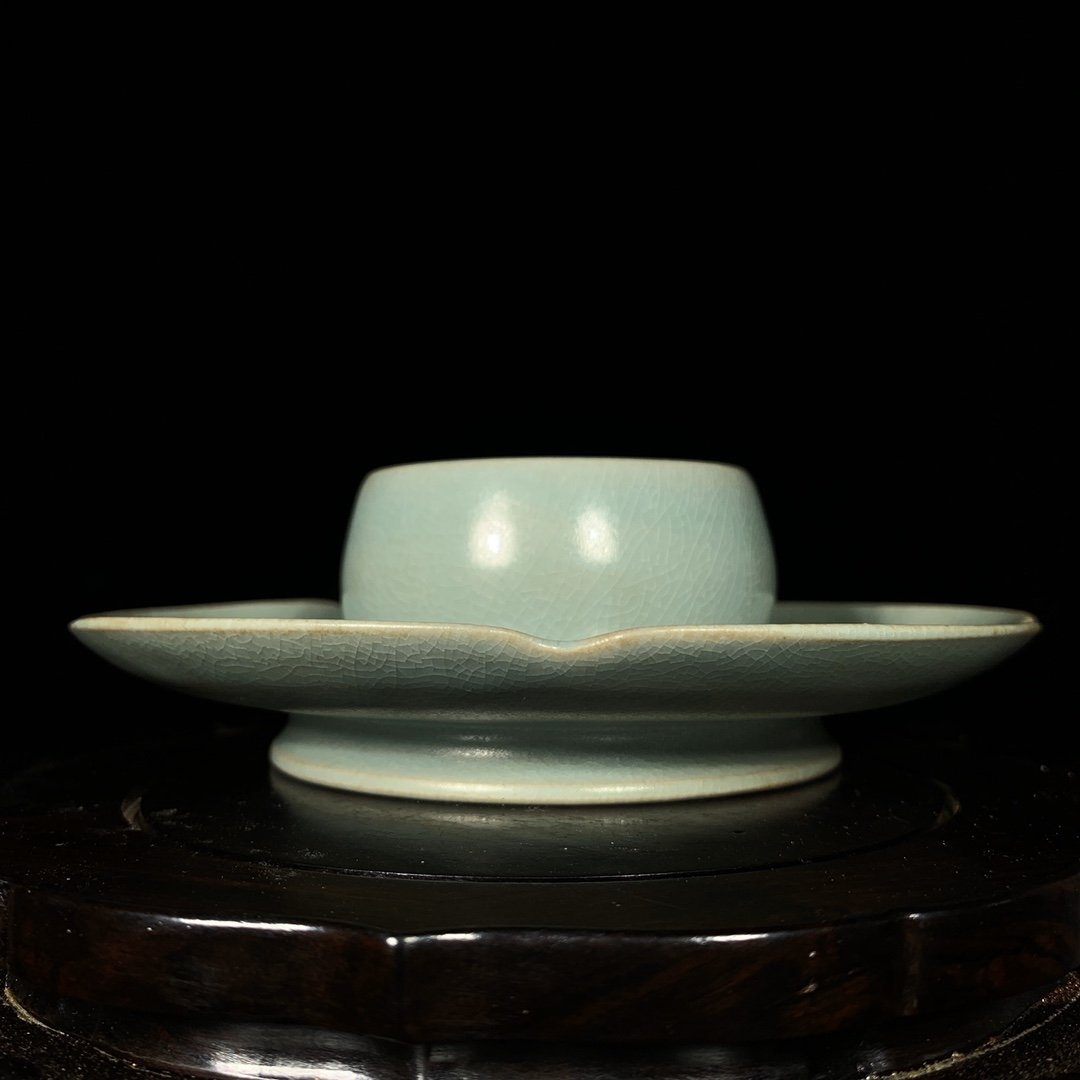 Song Dynasty Ru Kiln Kuihuakou bowl holder: Song Dynasty Ru Kiln Kuihuakou bowl holder High 5CM wide 17cm Freight: Important Declaration: Recently, it has come to our attention that our auction catalogs have been used by other auction houses. I