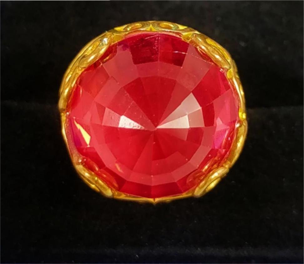 Brocade boxed silver gilt ring with tapered gemstones: Silver gilt ring set with tapered gemstones, crystal clear and dazzling, with a hardness of ten High 2CM wide 2cm weight: 19g Freight: Important Declaration: Recently, it has come to our attention tha