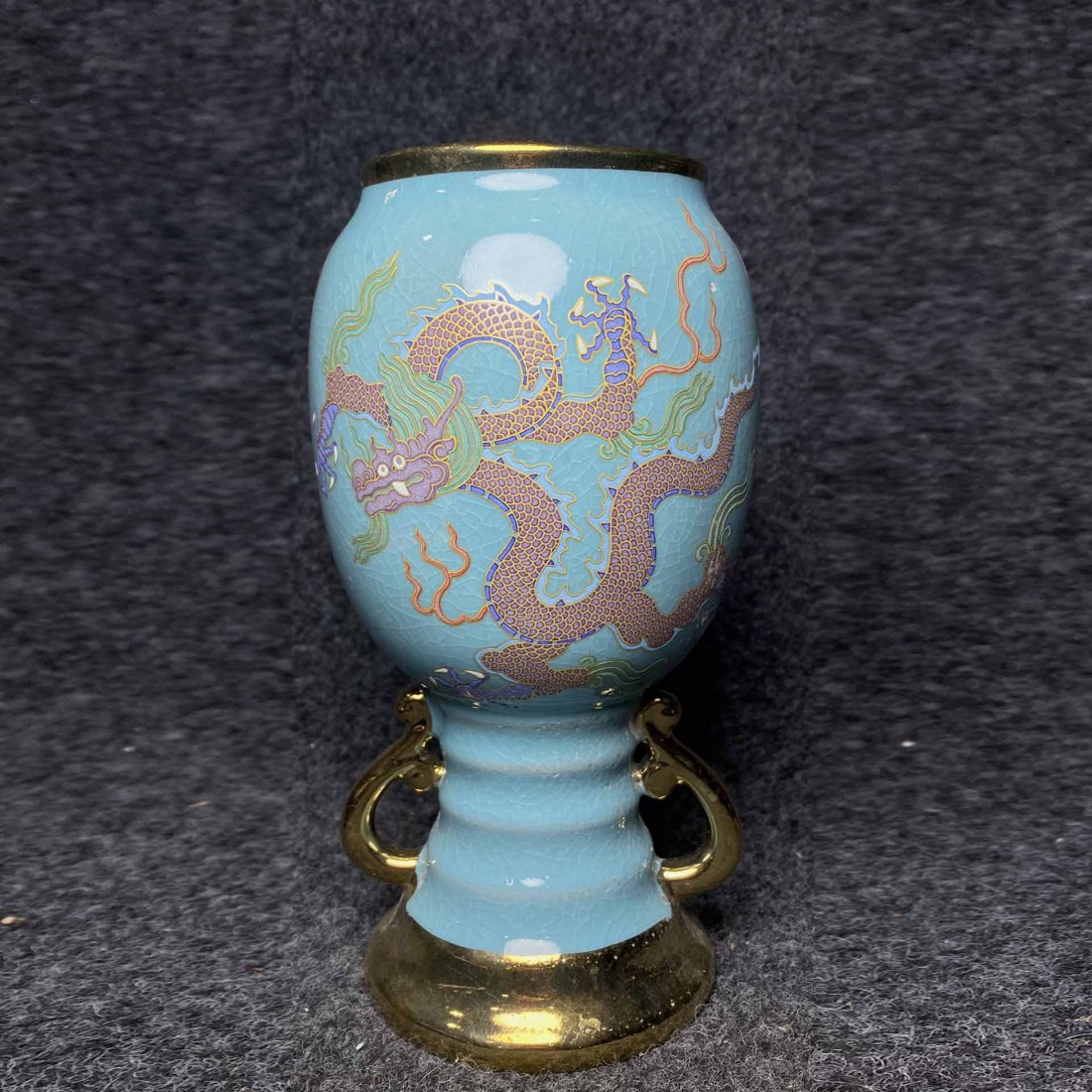 Chongning 2nd year Qingliang Temple celadon glaze painted porcelain vase with gold: A celadon-glazed porcelain vase made by Qingliang Temple in the second year of Chongning and used by the imperial court. High 20.4CM wide 12cm Freight: Important Declaration: Recently, it has come to 