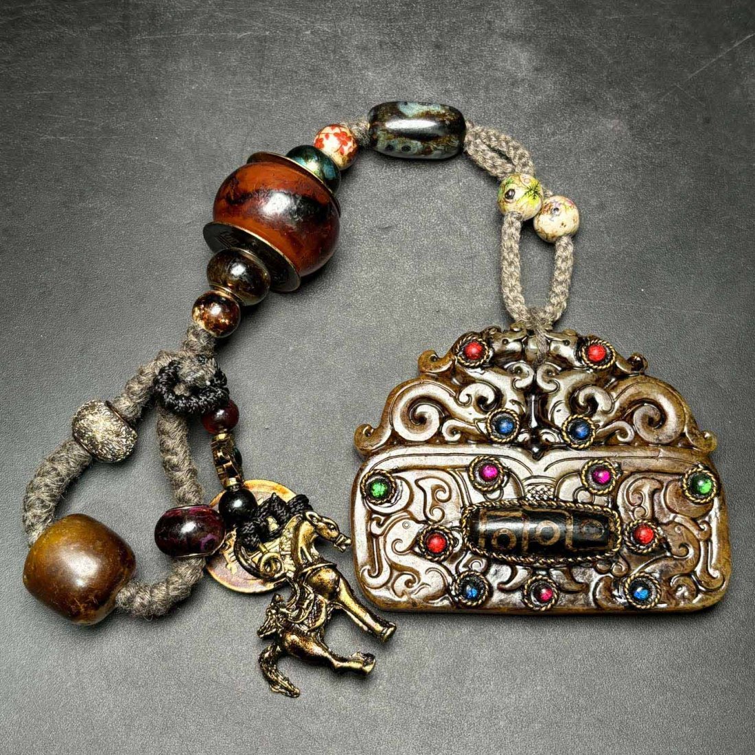 Old jade multi-precious jade string: Old jade and precious jade string. Exquisite carvings, exquisite inlays, and full of old flavor High 7.5CM wide 5.8cm weight: 139g Freight: Important Declaration: Recently, it has come to our attentio
