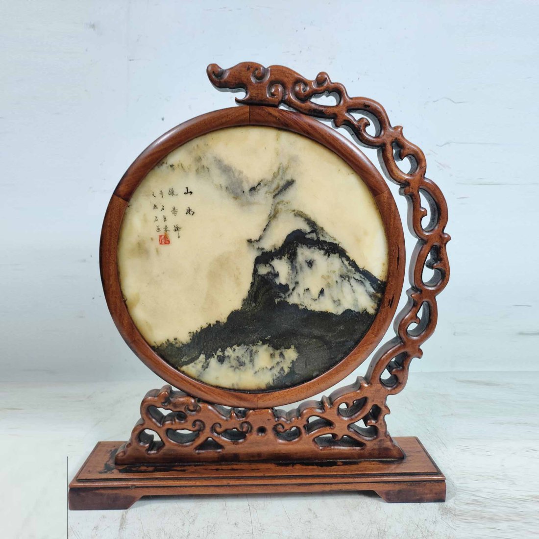 Rosewood painted stone screen ornaments: Rosewood painted stone screen ornaments High40CM wide35.5cm Freight: Important Declaration: Recently, it has come to our attention that our auction catalogs have been used by other auction houses. In 
