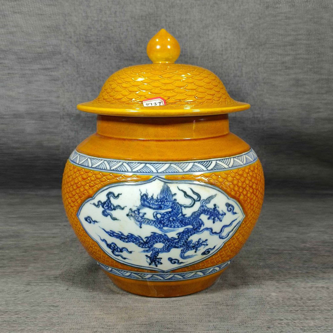 Ming Xuande blue and white yellow glazed jar with window and lid with dragon and phoenix in auspicio: Ming Xuande blue and white yellow glazed jar with window and lid with dragon and phoenix in auspicious patterns High 25.5CM wide 20cm weight: g Freight: Important Declaration: Recently, it has come to
