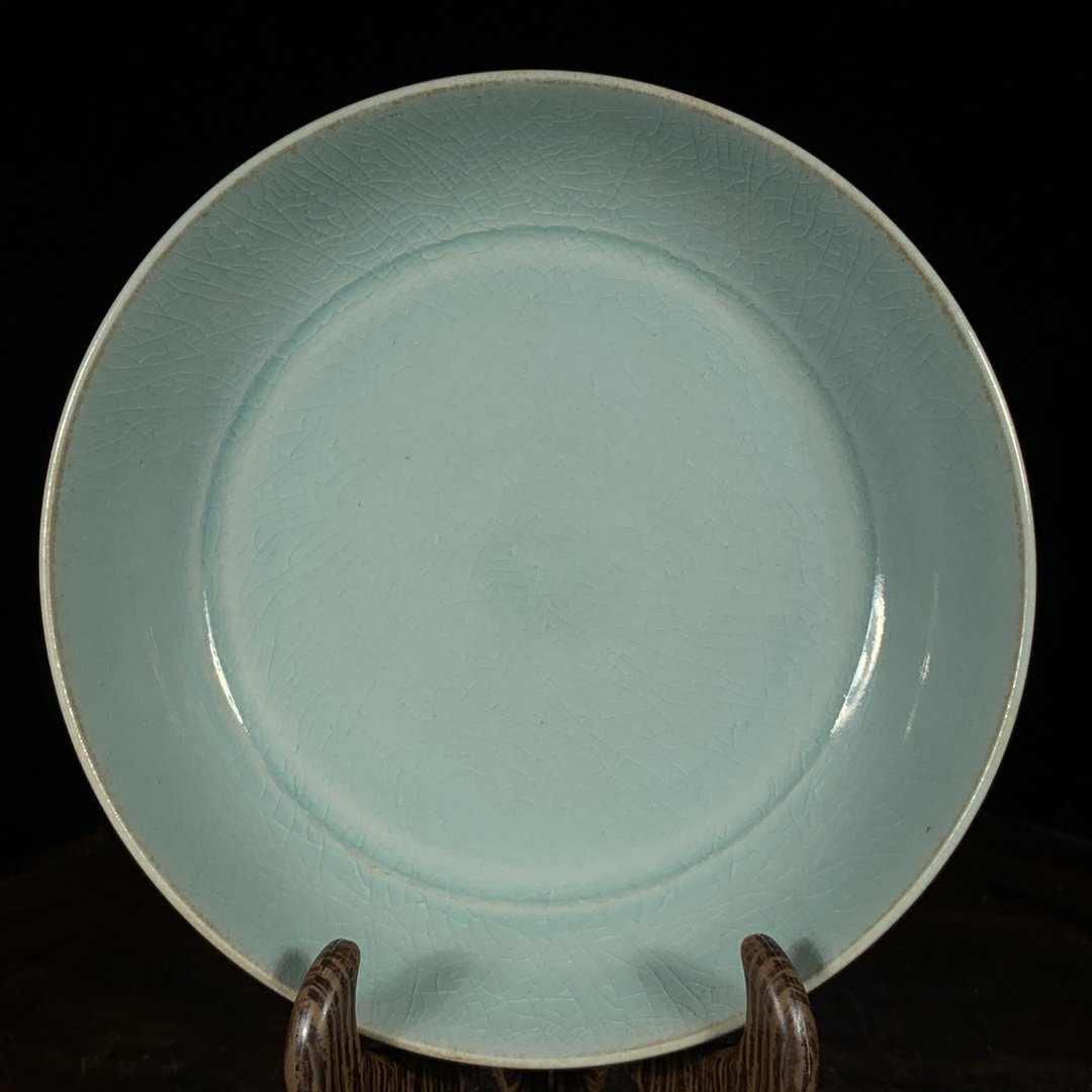 Song Dynasty Ru kiln curled edge bottom wash: Song Dynasty Ru kiln curled edge bottom wash High 3.5CM wide 14cm weight: g Freight: Important Declaration: Recently, it has come to our attention that our auction catalogs have been used by other auc