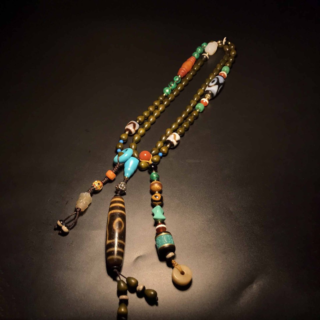 Teeth yellow agate old agate three-eye dzi beads multi-treasure necklace: Teeth yellow agate old agate three-eye dzi beads multi-treasure necklace High 1.4CM wide 5.8cm Freight: Important Declaration: Recently, it has come to our attention that our auction catalogs have bee