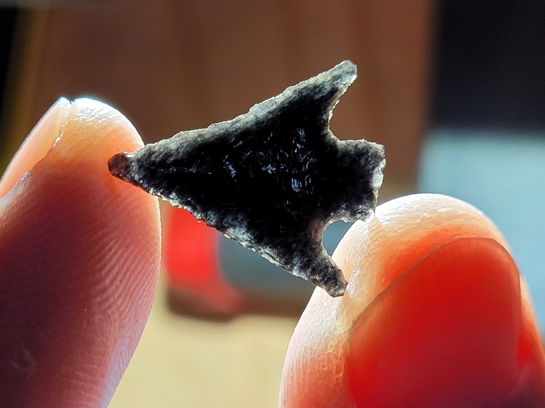 AUTHENTIC ARTIFACT ARROWHEAD BURNS, OREGON OBSIDIAN EX DEAN THOMPSON COLLECTION: AUTHENTIC ARTIFACT ARROWHEAD BURNS, OREGON OBSIDIAN EX DEAN THOMPSON COLLECTION