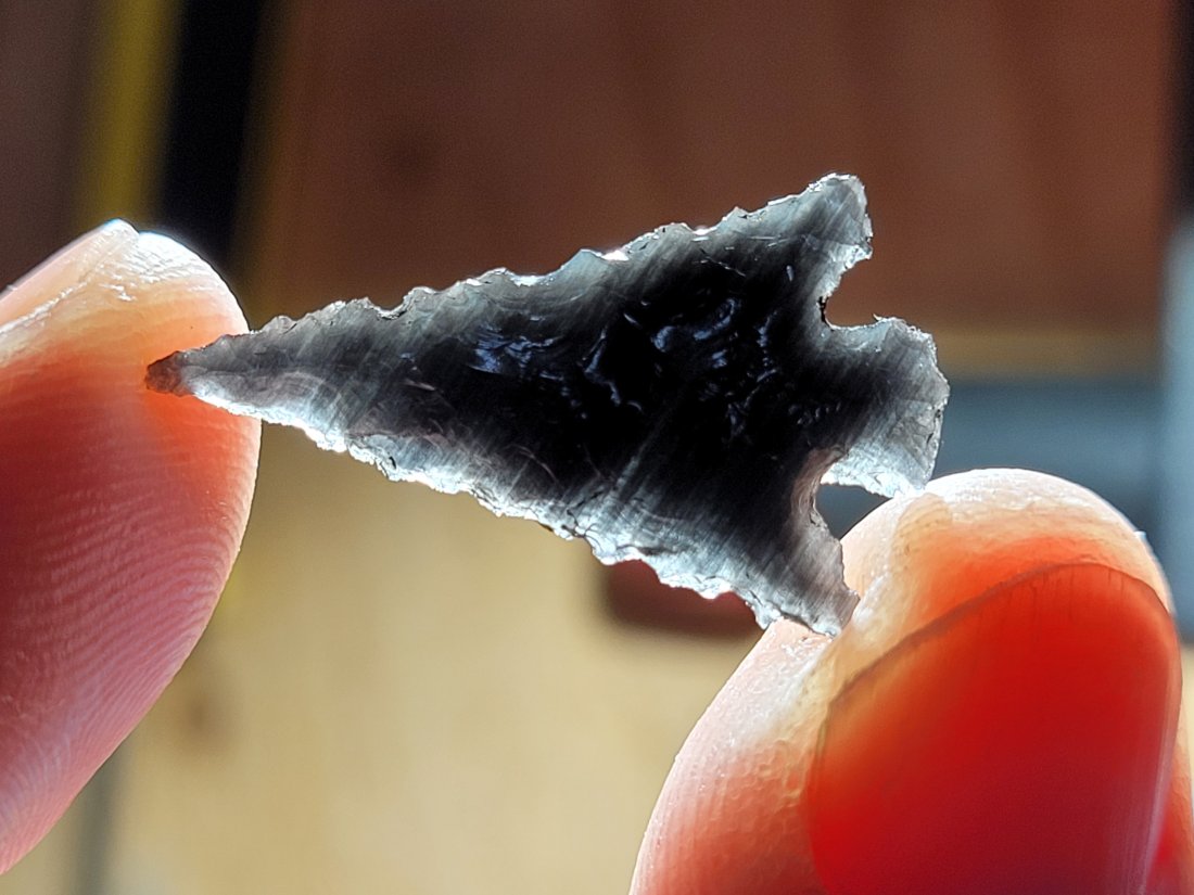 AUTHENTIC ARTIFACT ARROWHEAD BURNS, OREGON OBSIDIAN EX DEAN THOMPSON COLLECTION: AUTHENTIC ARTIFACT ARROWHEAD BURNS, OREGON OBSIDIAN EX DEAN THOMPSON COLLECTION