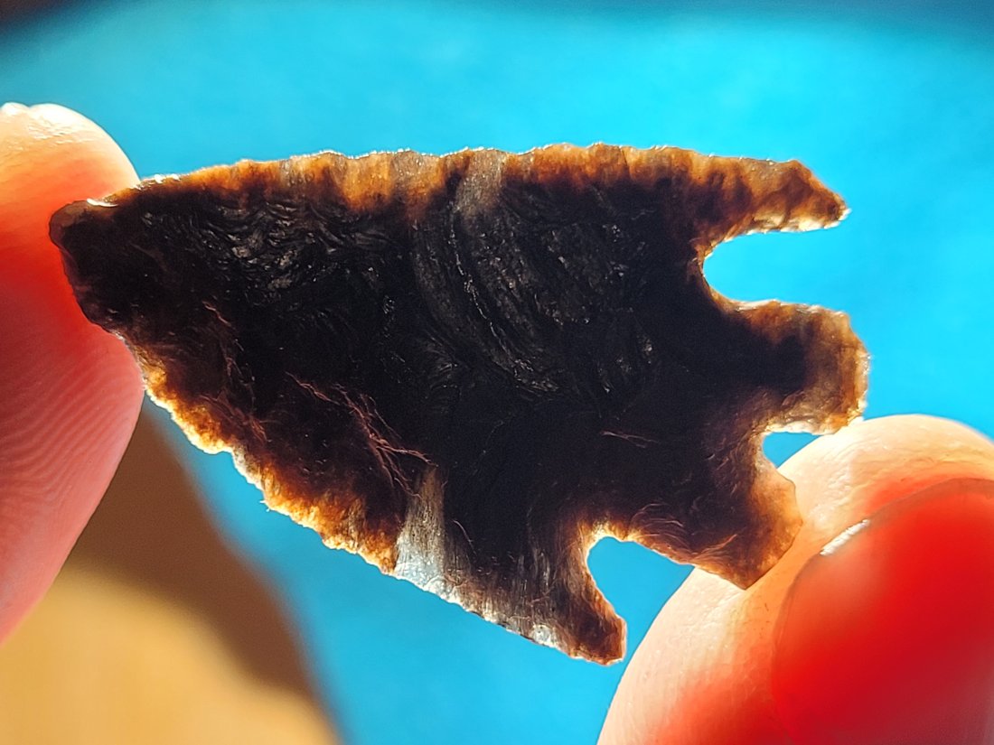 AUTHENTIC OBSIDIAN ARROWHEAD ARTIFACT COLLECTION LAKE COUNTY OREGON 1900'S: AUTHENTIC OBSIDIAN ARROWHEAD ARTIFACT COLLECTION LAKE COUNTY OREGON 1900'S - NOTE: THESE ARE AUTHENTIC BUT EITHER THE TIP OR THE BASE HAS BEEN RE-CHIPPED, I SHOWED IT IN THE LAST PICTURE, ON SOME ITS