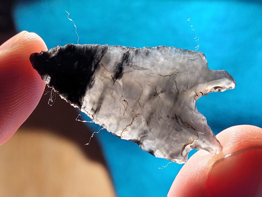 AUTHENTIC OBSIDIAN ARROWHEAD ARTIFACT COLLECTION LAKE COUNTY OREGON 1900'S: AUTHENTIC OBSIDIAN ARROWHEAD ARTIFACT COLLECTION LAKE COUNTY OREGON 1900'S - NOTE: THESE ARE AUTHENTIC BUT EITHER THE TIP OR THE BASE HAS BEEN RE-CHIPPED, I SHOWED IT IN THE LAST PICTURE, ON SOME ITS