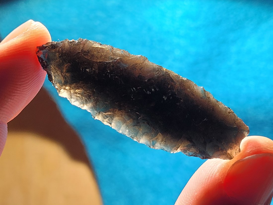 AUTHENTIC OBSIDIAN ARROWHEAD ARTIFACT COLLECTION LAKE COUNTY OREGON 1900'S: AUTHENTIC OBSIDIAN ARROWHEAD ARTIFACT COLLECTION LAKE COUNTY OREGON 1900'S - NOTE: THESE ARE AUTHENTIC BUT EITHER THE TIP OR THE BASE HAS BEEN RE-CHIPPED, I SHOWED IT IN THE LAST PICTURE, ON SOME ITS