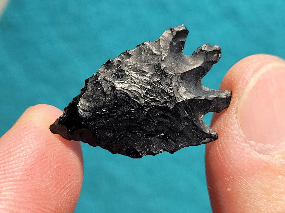 AUTHENTIC OBSIDIAN ARROWHEAD ARTIFACT COLLECTION LAKE COUNTY OREGON 1900'S: AUTHENTIC OBSIDIAN ARROWHEAD ARTIFACT COLLECTION LAKE COUNTY OREGON 1900'S - NOTE: THESE ARE AUTHENTIC BUT EITHER THE TIP OR THE BASE HAS BEEN RE-CHIPPED, I SHOWED IT IN THE LAST PICTURE, ON SOME ITS