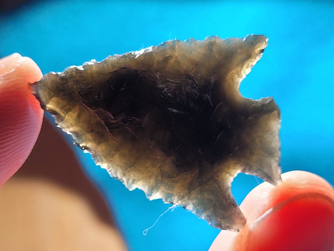 AUTHENTIC OBSIDIAN ARROWHEAD ARTIFACT COLLECTION LAKE COUNTY OREGON 1900'S: AUTHENTIC OBSIDIAN ARROWHEAD ARTIFACT COLLECTION LAKE COUNTY OREGON 1900'S - NOTE: THESE ARE AUTHENTIC BUT EITHER THE TIP OR THE BASE HAS BEEN RE-CHIPPED, I SHOWED IT IN THE LAST PICTURE, ON SOME ITS