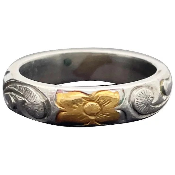 Vintage Platinum/18k Floral Design Ring: Vintage Platinum and 18k Floral Design Ring. This ring is crafted in 900 pure platinum and accented with an 18k yellow gold floral section. Ring weighs a total of 5.50grams and is a size 3 (resizable)