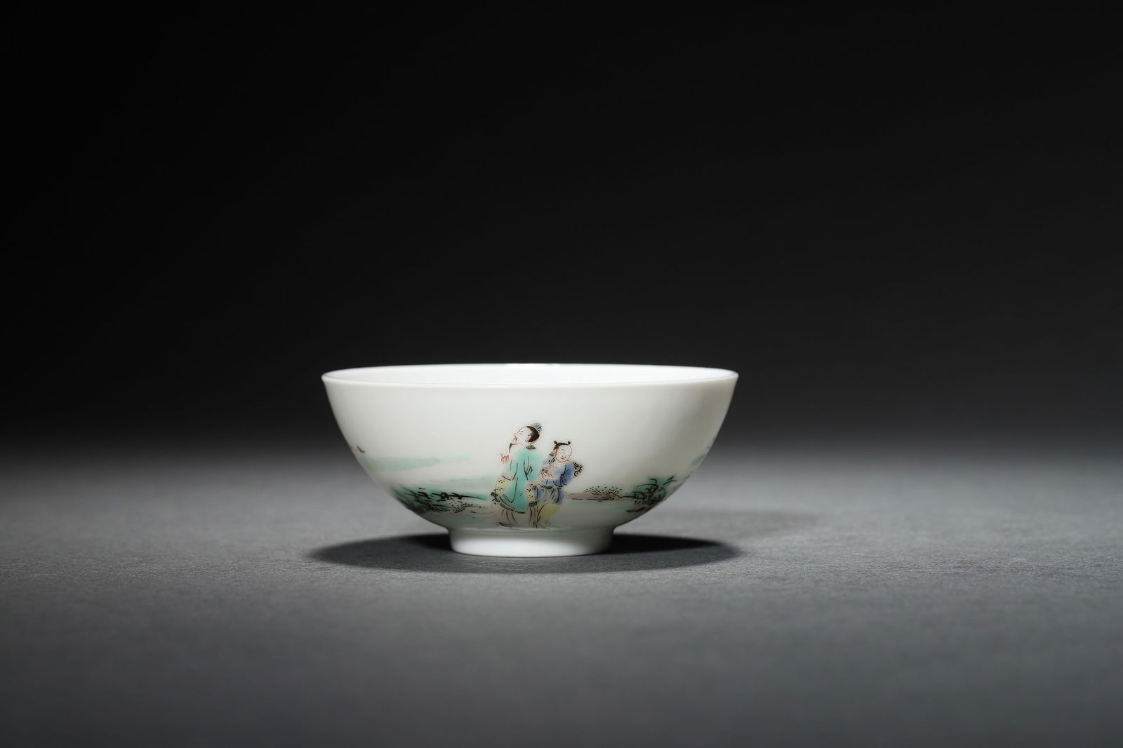 A QING DYNASTY YONGZHENG PERIOD WUCAI 'FIGURAL' BOWL (1 of 7)