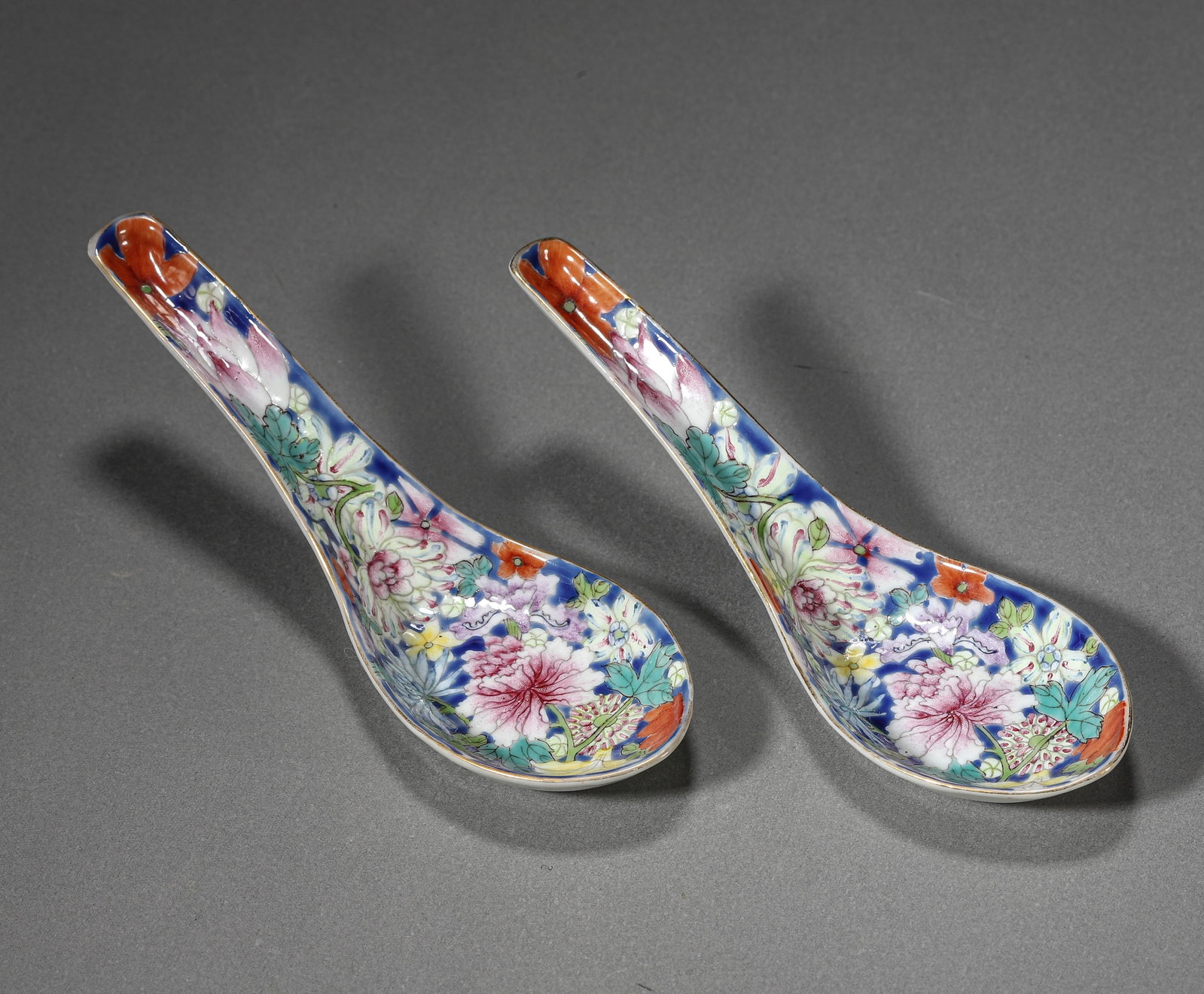 A CHINESE FAMILLE ROSE FLORAL SPOON, MARKED "JIANHUA CIYE GONGSI," POSSIBLY REPUBLIC PERIOD, 20TH: A CHINESE FAMILLE ROSE FLORAL SPOON, MARKED "JIANHUA CIYE GONGSI," POSSIBLY REPUBLIC PERIOD, 20TH CENTURY. Length: 5 1/2 in. (14 cm) Click here