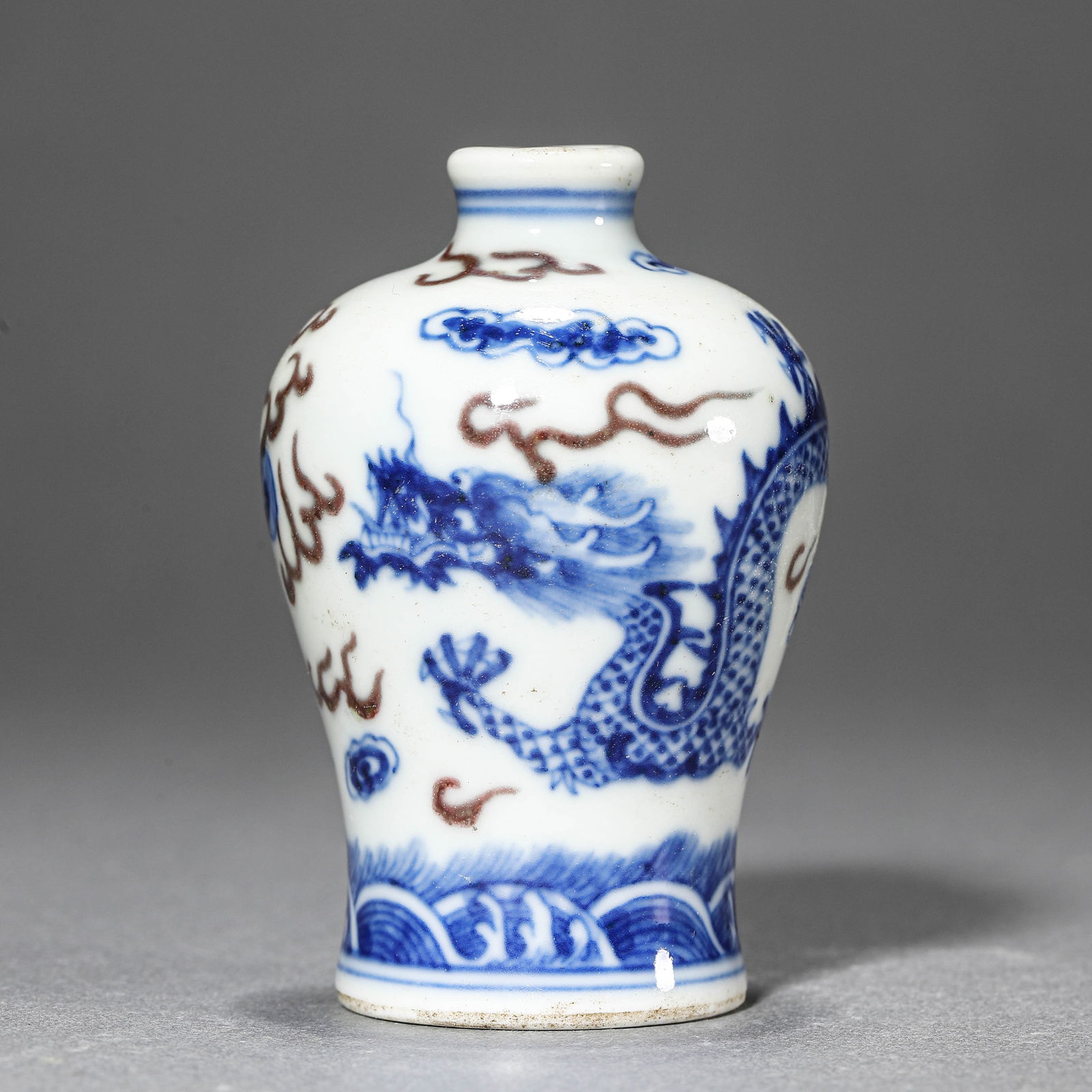 A CHINESE BLUE AND WHITE AND UNDERGLAZE RED SNUFF BOTTLE WITH DRAGON MOTIFS. (1 of 3)