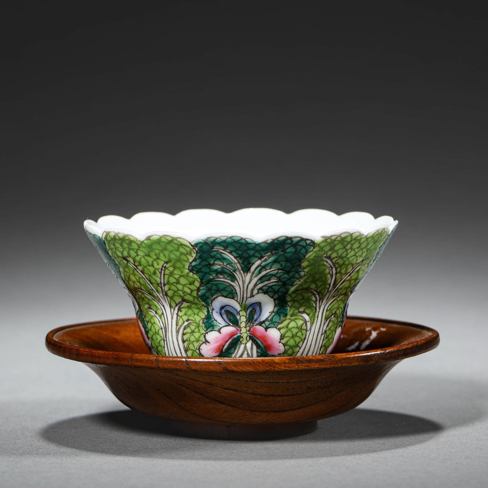 A CHINESE FAMILLE ROSE CUP WITH CABBAGE MOTIF, MARKED "DA QING GUANGXU NIAN ZHI," POSSIBLY QING (1 of 3)