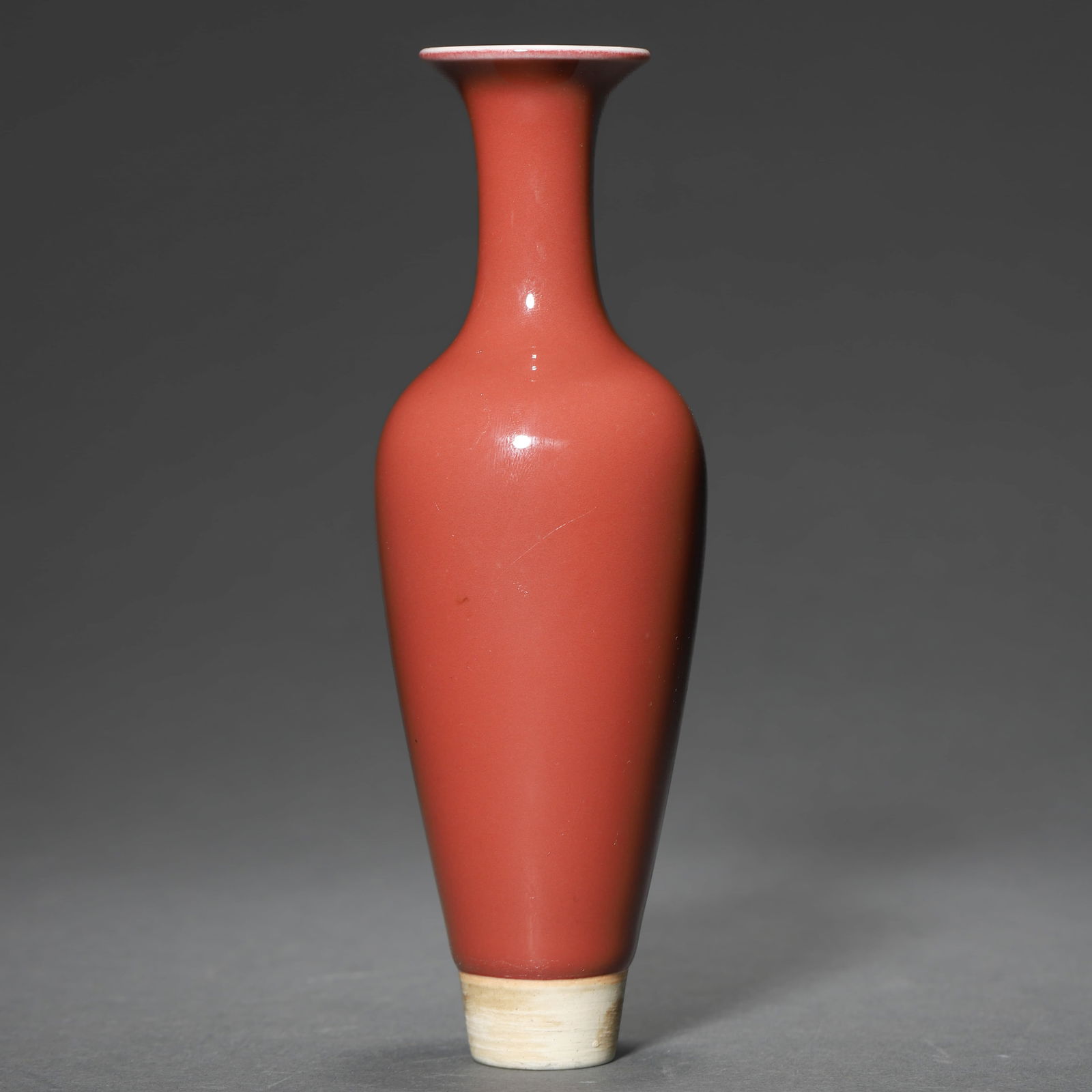 A CHINESE COWPEA RED WILLOW-LEAF VASE, MARKED "DA QING KANGXI NIAN ZHI." (1 of 3)