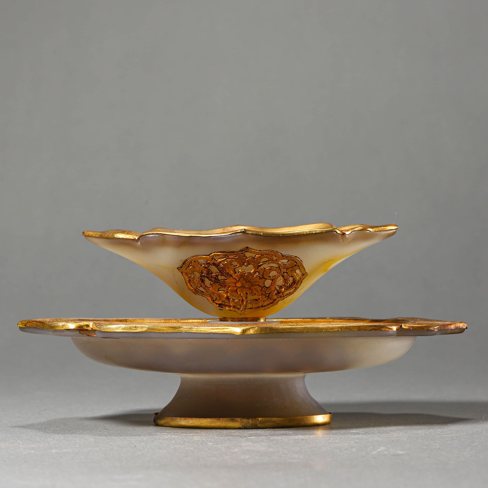 A CHINESE AGATE CUP WITH GILT DECORATION AND CRAB APPLE SHAPE. (1 of 4)