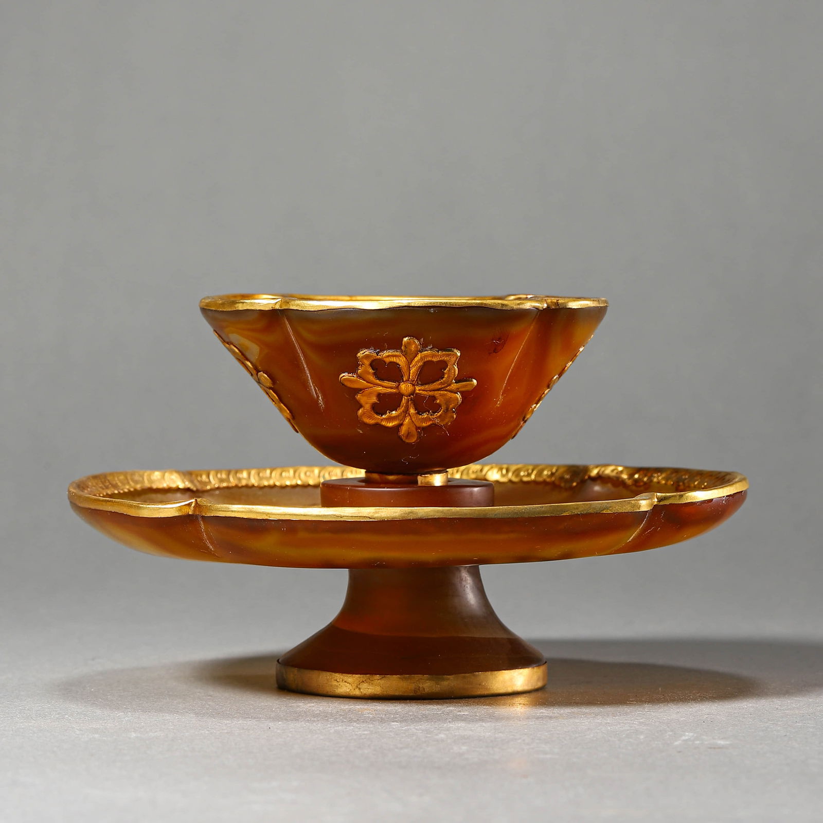 A CHINESE AGATE FLORAL CUP WITH GILT DECORATION. (1 of 4)