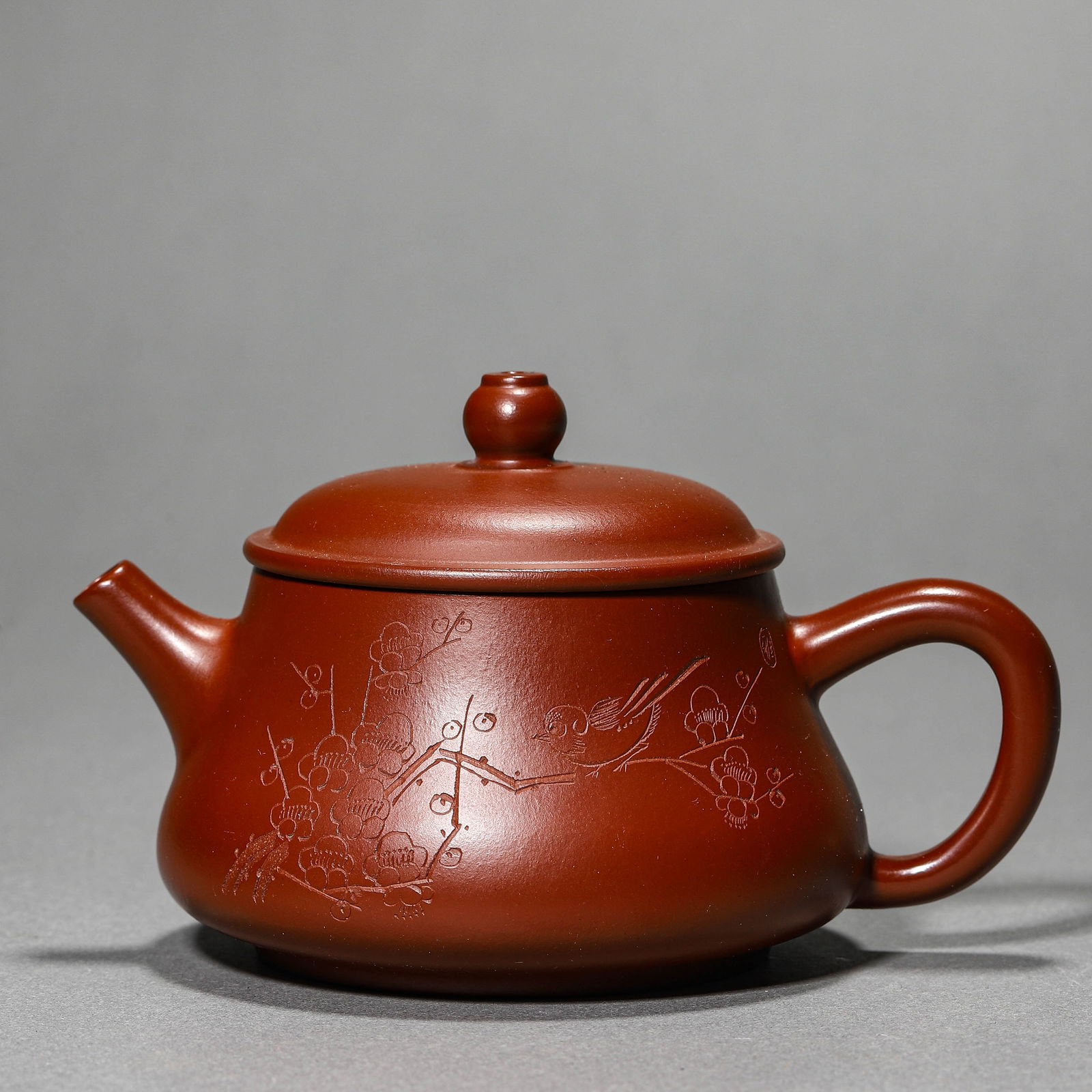 A CHINESE ZHUMI PURPLE CLAY TEA POT. (1 of 3)