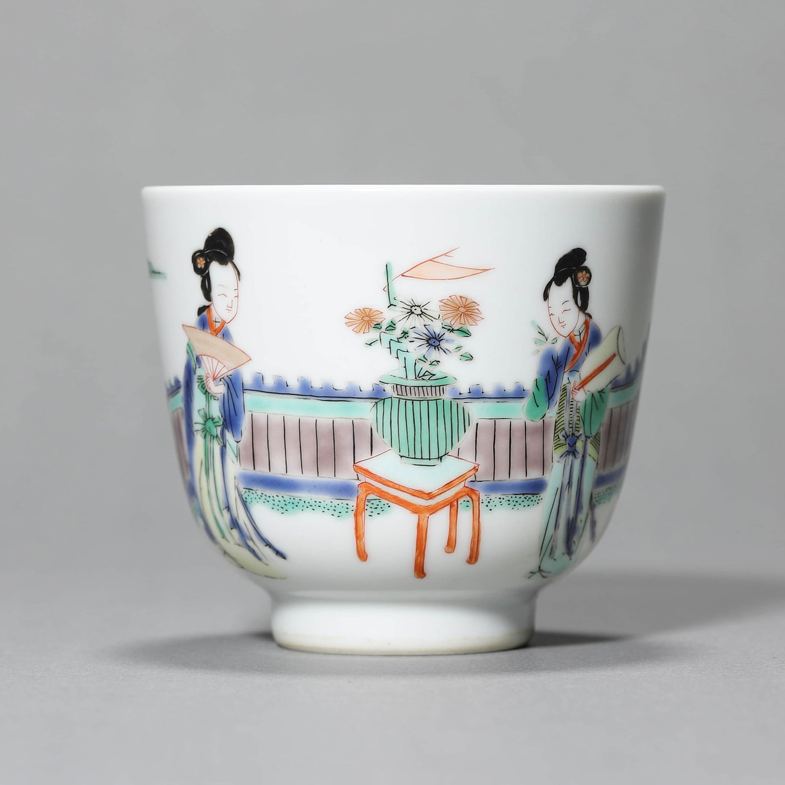 A CHINESE FAMILLE ROSE LADY PATTERN CUP.: A CHINESE FAMILLE ROSE LADY PATTERN CUP. Dimensions: Diameter: 3 1/8 in. (7.7 cm), Height: 2 5/8 in. (6.7 cm) ALL ITEMS SOLD AS IS, NO RETURNS Condition: Any statement made in any catalogue or oth