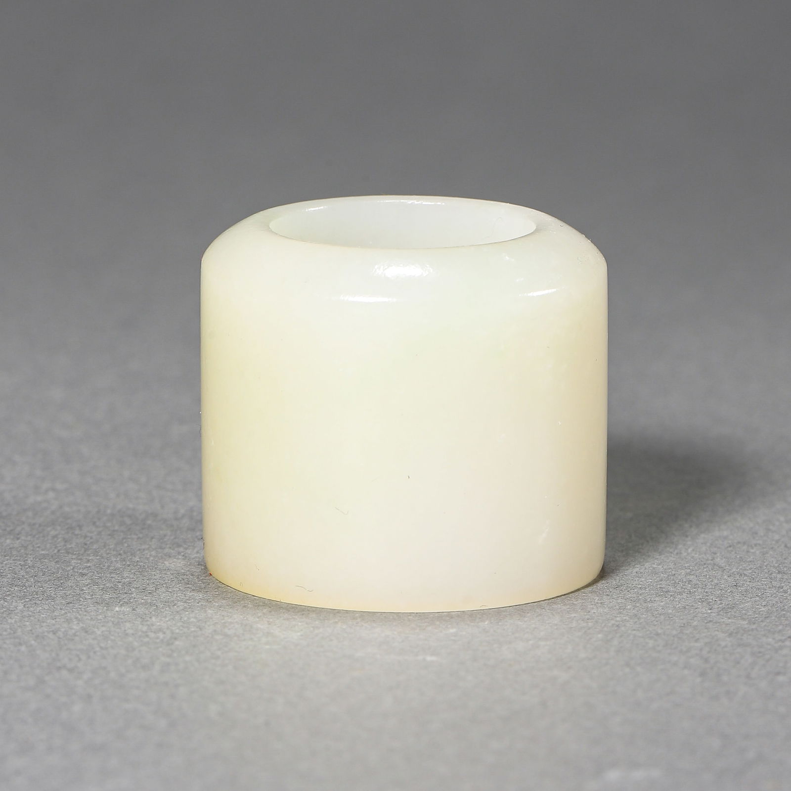 A CHINESE WHITE JADE RING. (1 of 5)