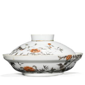 A CHINESE COVERED BOWL WITH BLACK ENAMELLED FLORAL DESIGN, MARKED "DA QING QIAN LONG BING CHEN NIAN (1 of 5)