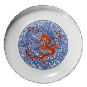 A CHINESE QING DYNASTY QIANLONG PERIOD BLUE AND WHITE FALCON DRAGON PATTERN DECORATIVE DISH, MARKED (1 of 3)