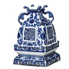 A CHINESE BLUE AND WHITE CANTON FLORAL PATTERN SQUARE INCENSE BURNER, MARKED "DA QING QIANLONG NIAN (1 of 4)