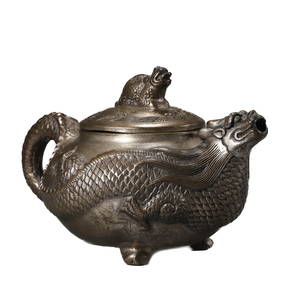 A CHINESE DRAGON PATTERNED BRONZE KETTLE, MARKED 'DA QING QIANLONG NIAN ZHI,' POSSIBLY QING DYNASTY, (1 of 4)